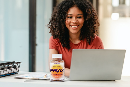 prax paraxanthine user at a laptop